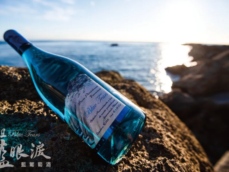 布魯緹爾馬祖藍眼淚藍葡萄酒橫躺在馬祖海岸岩石上